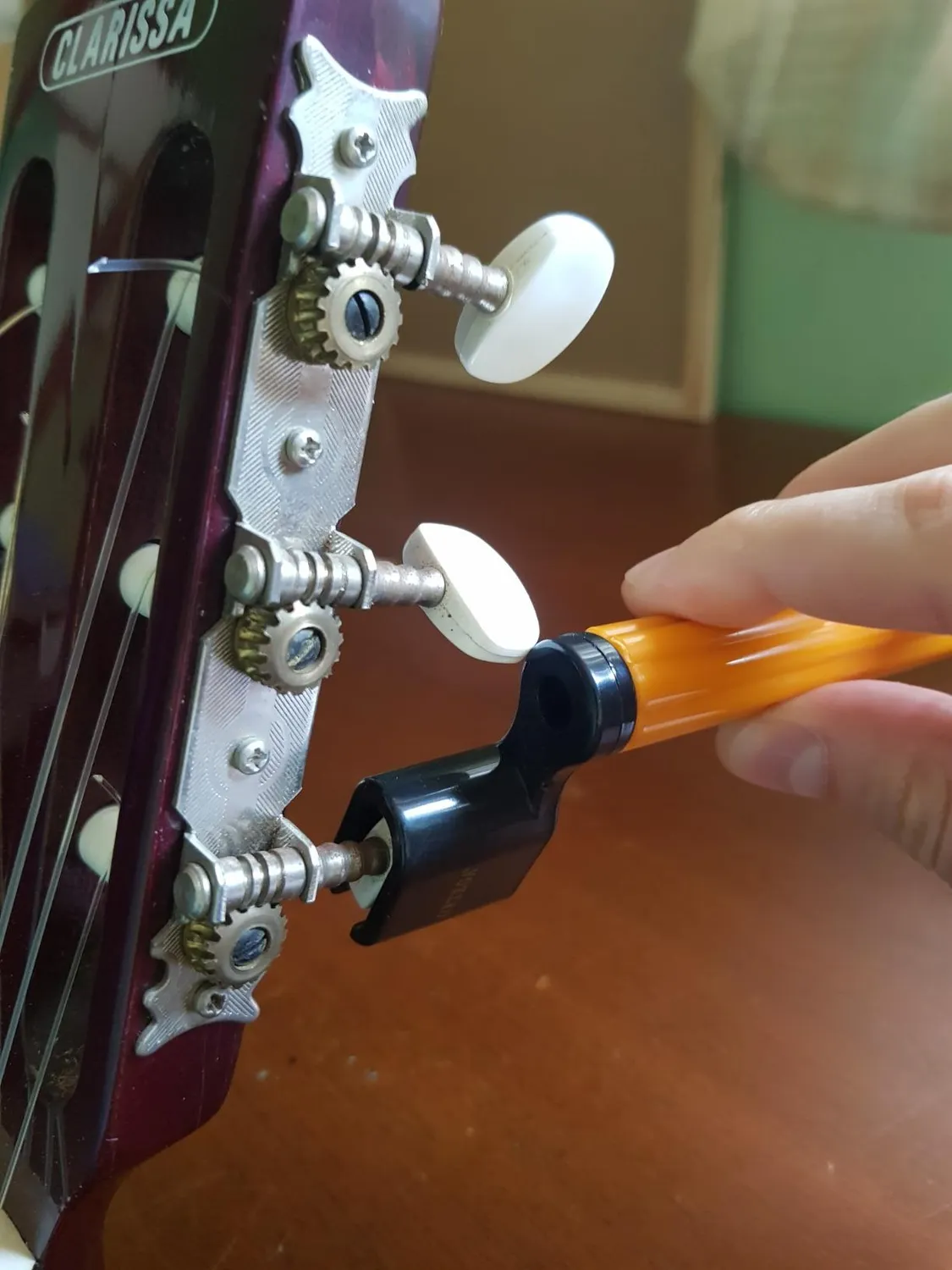 Ortega Enrouleur de cordes guitare orange et noir manivelle