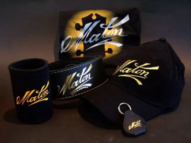 Maton Pack Deluxe coffret casquette t-shirt sangle