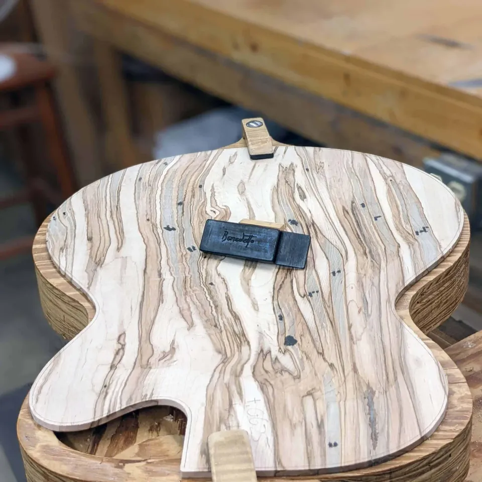 Benedetto S-7 micro guitare