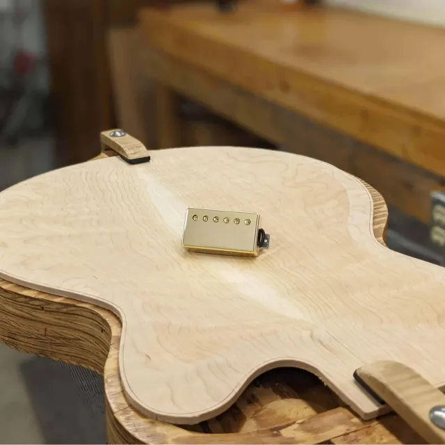 Benedetto A-6 micro guitare doré