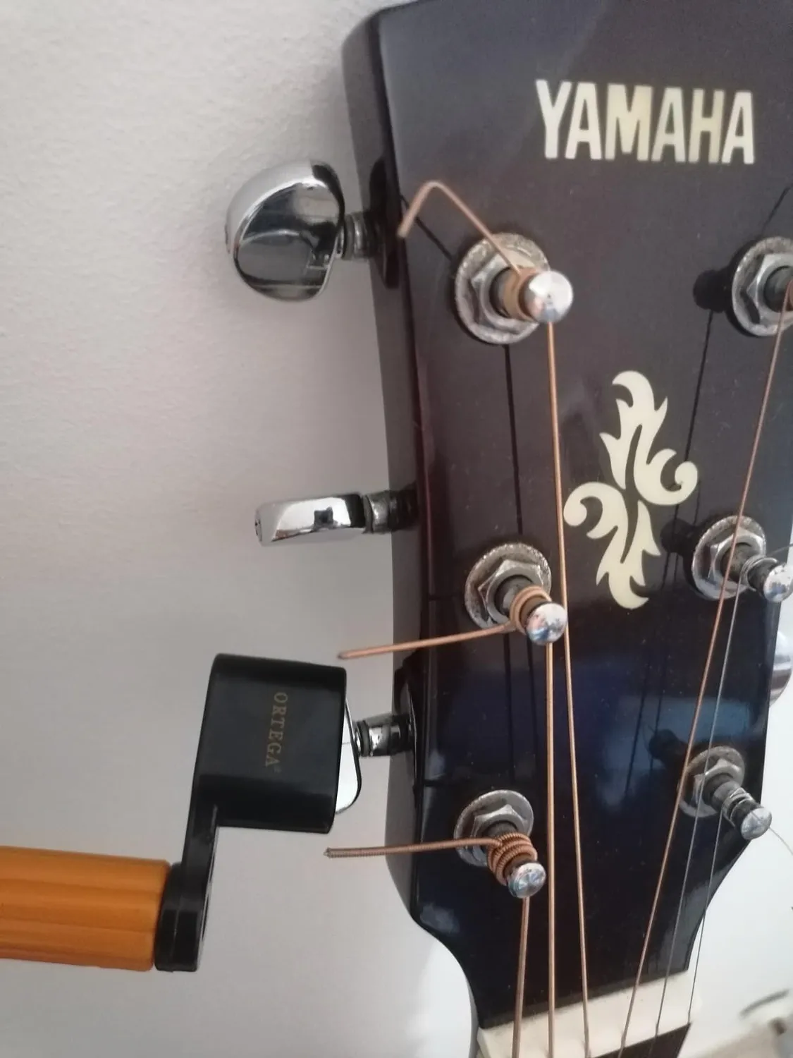 Ortega Enrouleur de cordes guitare orange et noir manivelle